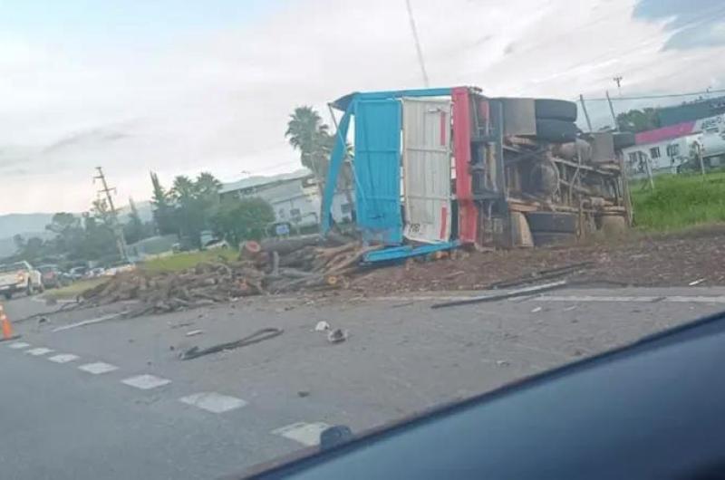 Choque entre un colectivo y un camioacuten con troncos en Ruta 66 Palpalaacute