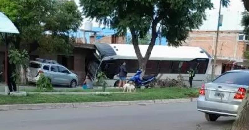 Impactante choque en Palpalaacute- un colectivo se incrustoacute en una vivienda