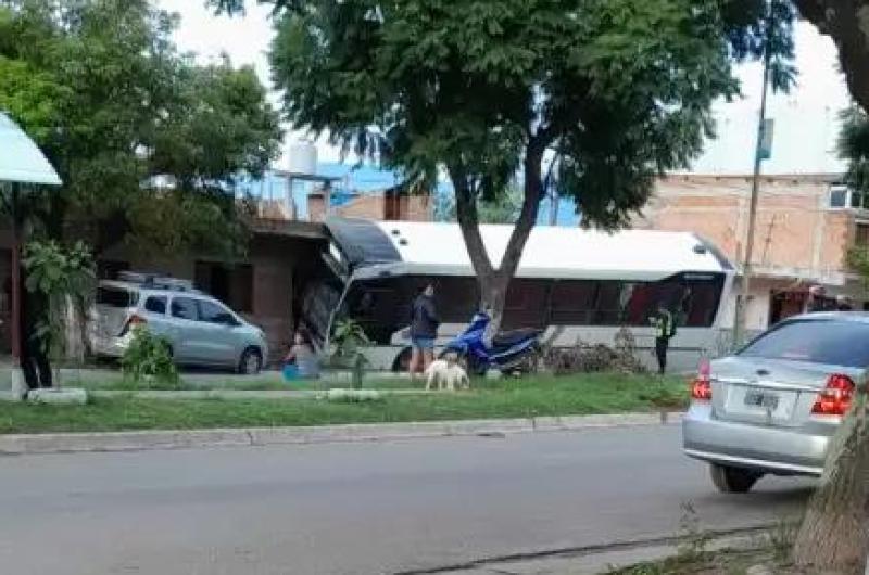 Impactante choque en Palpalaacute- un colectivo se incrustoacute en una vivienda