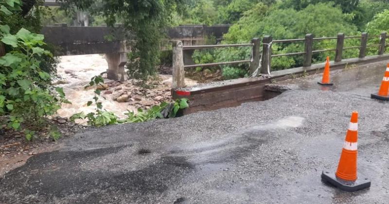 Actuacioacuten policial tras los cortes en rutas puentes afectados e inundacioacuten de casas