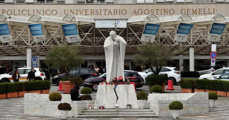 Confirmaron que el Papa sufre neumoniacutea bilateral