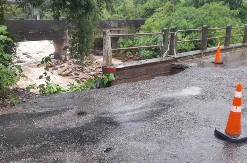 Actuacioacuten policial tras los cortes en rutas puentes afectados e inundacioacuten de casas