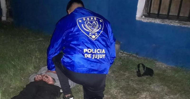 Tras una persecucioacuten policial demoraron a una pareja en barrio San Francisco de Alava