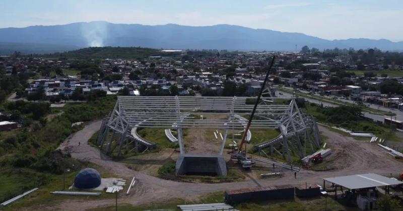 Colocan vigas para la cubierta del estadio de Alto Comedero