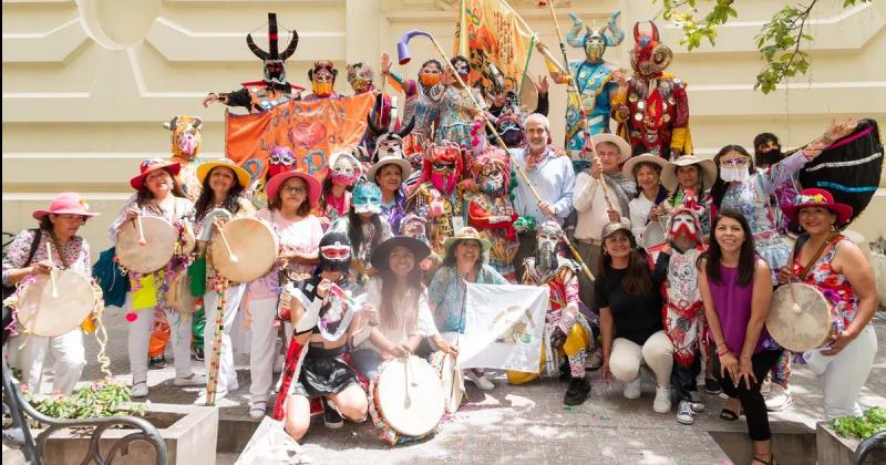 Jujentildeas celebran el jueves de comadres que anticipa el inicio del carnaval