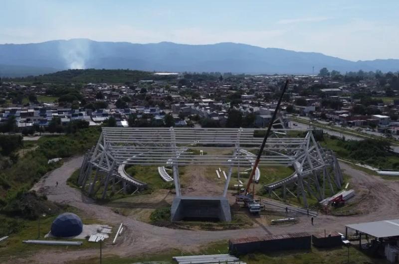 Colocan vigas para la cubierta del estadio de Alto Comedero