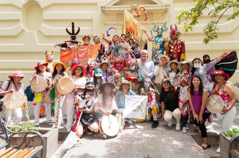 Jujentildeas celebran el jueves de comadres que anticipa el inicio del carnaval